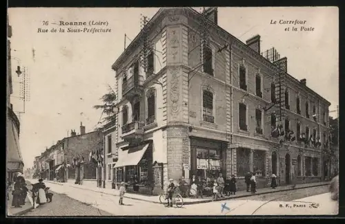 AK Roanne /Loire, Rue de la Sous-Préfecture, Le Carrefour et la Poste