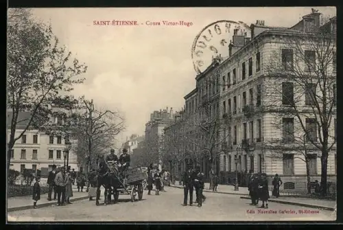 AK Saint-Étienne, Cours Victor-Hugo animé avec piétons et calèche