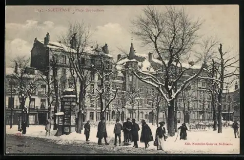 AK St-Étienne, Place Badouillère en hiver avec passants et arbres enneigés