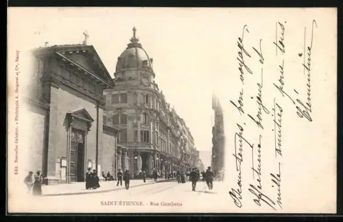 AK Saint-Étienne, Rue Gambetta animée avec passants et bâtiments historiques