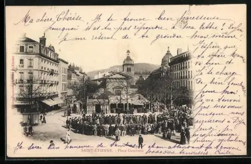 AK Saint-Étienne, Place Gambetta avec une foule rassemblée devant des bâtiments historiques