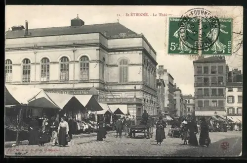 AK St-Étienne, Le Théâtre et le marché animé devant le bâtiment