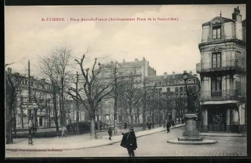 AK St Étienne, Place Anatole-France avec statue et bâtiments autour