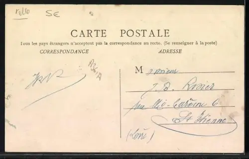 AK Burdignes /Loire, Place Centrale avec vue sur l`église et les bâtiments environnants