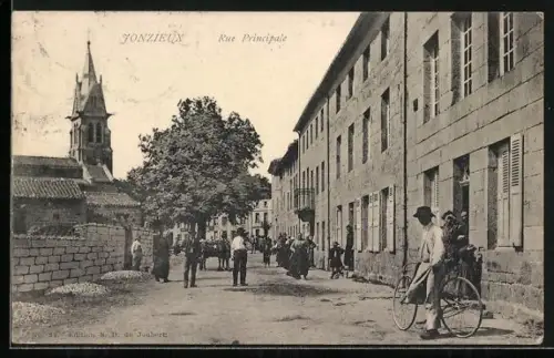 AK Jonzieux, Rue Principale animée avec passants et église en arrière-plan