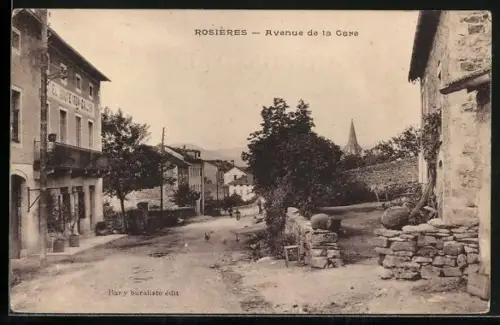 AK Rosières, Avenue de la Gare avec bâtiments et paysage rural