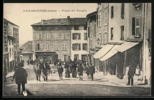 AK Panissières /Loire, Place du Peuple animée avec passants et bâtiments historiques