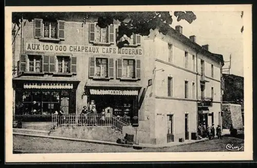 AK St-Just-en-Chevalet /Loire, Place du Centre avec le café Aux 100 000 Chapeaux Café Moderne