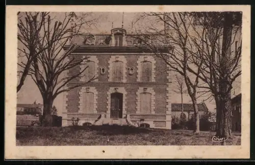 AK Sail-les-Bains /Loire, Villa Moulin entourée d`arbres majestueux