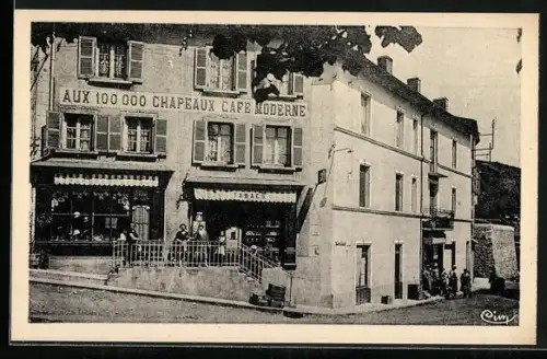 AK St-Just-en-Chevalet /Loire, Place du Centre avec le café Aux 100 000 Chapeaux Café Moderne