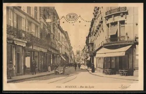 AK Roanne, Rue du Lycée animée avec passants et boutiques en perspective