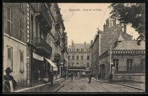 AK Roanne, Rue de la Côte animée avec passants et bâtiments historiques
