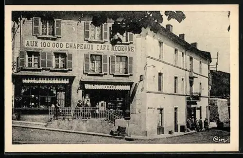 AK St-Just-en-Chevalet /Loire, Place du Centre avec le café Aux 100 000 Chapeaux