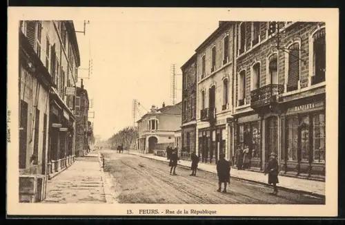AK Feurs, Rue de la République avec boutiques et passants