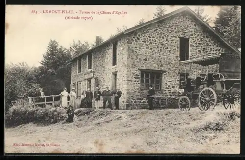 AK Le Mont-Pilat, Ferme de la Chaux d`Egallet avec charrette et groupe de personnes