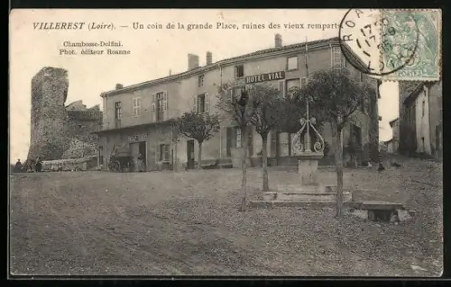 AK Villerest /Loire, Un coin de la grande Place, ruines des vieux remparts