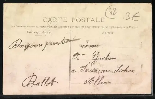 AK Villerest /Loire, Un coin de la grande Place, ruines des vieux remparts