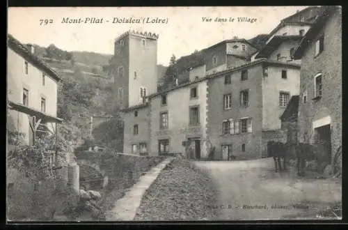 AK Doizieu /Loire, Vue dans le Village avec tour médiévale et bâtiments anciens