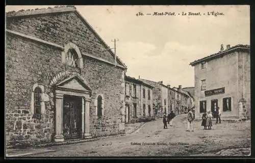 AK Mont-Pilat /Le Bessat, L`Église et la rue principale avec habitants
