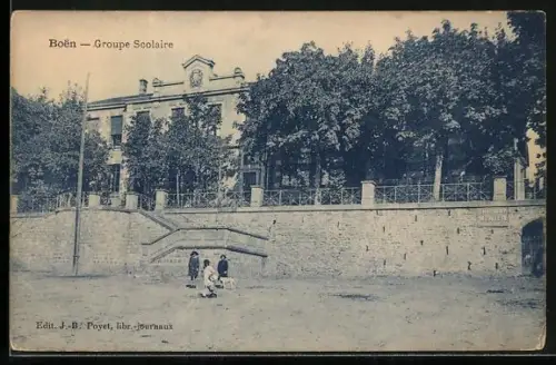 AK Boën, Groupe Scolaire et mur en pierre avec enfants jouant devant l`école