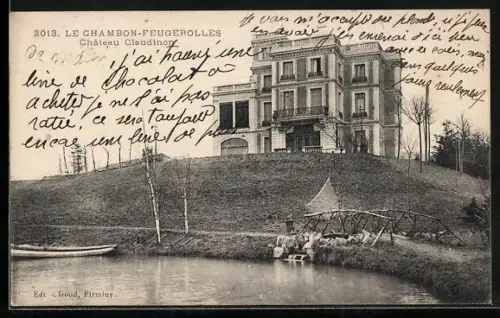 AK Le Chambon-Feugerolles, Château Claudinon au bord d`un étang avec des personnes se reposant sur l`herbe