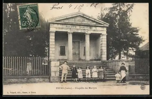 AK Feurs /Loire, Chapelle des Martyrs avec des enfants et adultes devant