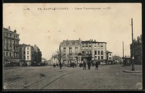 AK Saint-Étienne, Place Fourneyron avec passants et bâtiments historiques