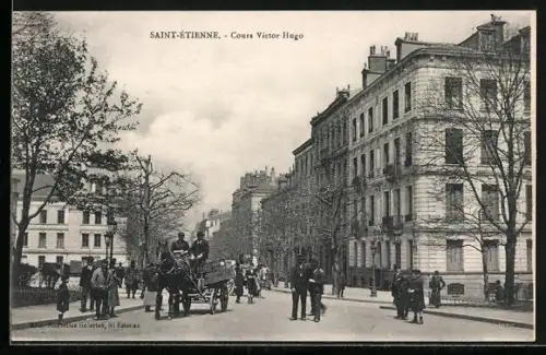 AK Saint-Étienne, Cours Victor-Hugo avec passants et calèche