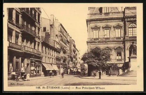 AK St-Étienne /Loire, Rue Président-Wilson animée avec bâtiments historiques et statue