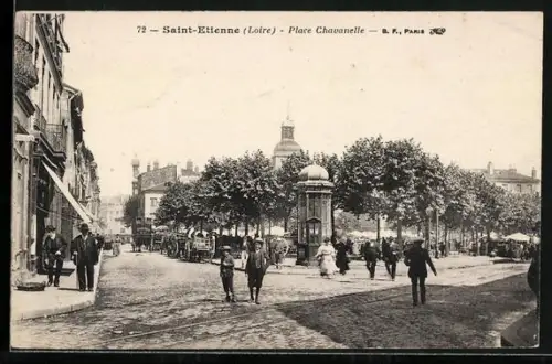 AK Saint-Étienne /Loire, Place Chavanelle animée avec passants et arbres bordant la rue