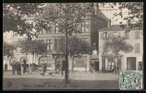 AK Roanne, Place du Marché animée avec passants et arbres