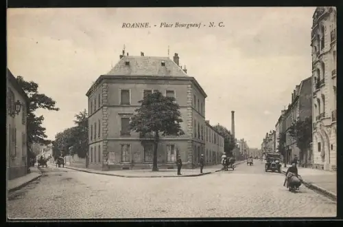 AK Roanne, Place Bourdier avec bâtiments et passants