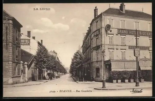 AK Roanne, Rue Gambetta avec le Grand Hôtel et alignement d`arbres