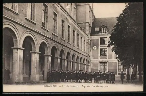 AK Roanne, Intérieur du Lycée de Garcons avec élèves rassemblés devant les arcades