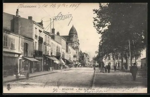 AK Roanne, Rue de la Côte animée avec passants et bâtiments historiques