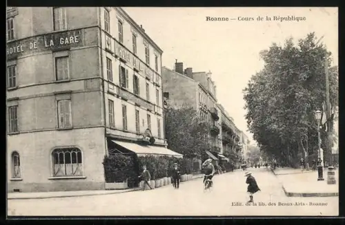 AK Roanne, Cours de la République avec Hôtel de la Gare et passants