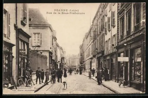 AK Roanne /Loire, Rue de la Sous-Préfecture animée avec piétons et vélos