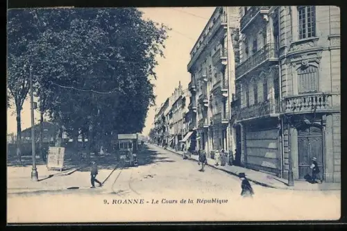 AK Roanne, Le Cours de la République avec passants et bâtiments élégants