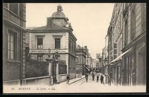 AK Roanne, Le Lycée et rue animée avec passants