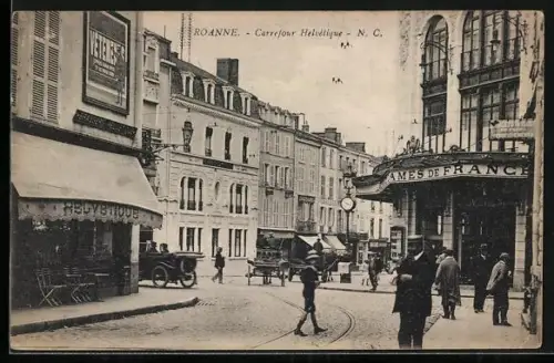 AK Roanne, Carrefour Helvétique avec passants et voitures sur la rue animée