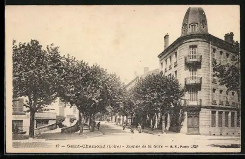 AK Saint-Chamond /Loire, Avenue de la Gare avec bâtiments et arbres bordant la rue