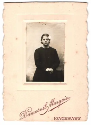 Fotografie Dumesnil-Maquin, Vincennes, Porträt eines Mädchens mit Blume im Haar