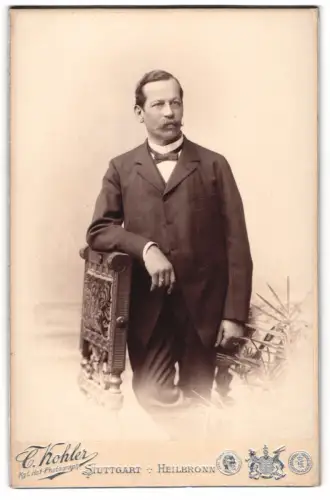 Fotografie C. Kohler, Stuttgart, Friedrichstrasse 32, Herr im Anzug mit Stuhl