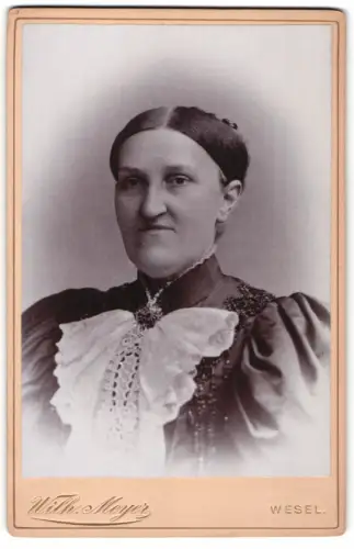 Fotografie Wilh. Meyer, Wesel, Porträt einer Dame in eleganter Kleidung