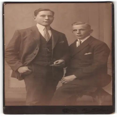 Fotografie Max Freitag, Meissen, Rote Stufen 3, Zwei elegante Herren in Anzügen