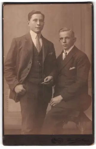 Fotografie Max Freitag, Meissen, Rote Stufen 3, Zwei elegante Herren in Anzügen