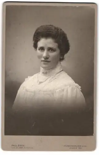Fotografie Paul Bark, Frankenhausen, Anger 68, Porträt einer Frau in elegantem Kleid