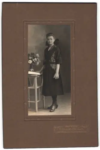 Fotografie Arthur Müller, Cossebaude, Dresdnerstrasse 34, Porträt eines Mädchens