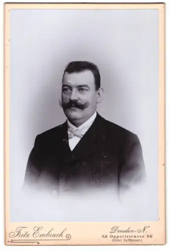 Fotografie Fritz Embruch, Dresden-N., Oppelstrasse 52, Porträt eines Herren mit markantem Schnurrbart