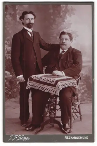 Fotografie J. F. Kopp, Neckargemünd, Zwei Herren an einem Tisch